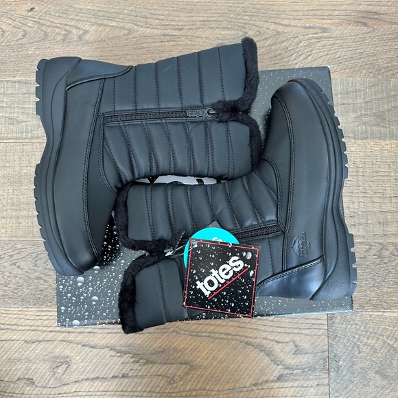 Tote’s Women’s Waterproof Snowboots - Picture 4 of 4